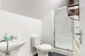 Dusche, Haartrockner, Handtücher, Seife