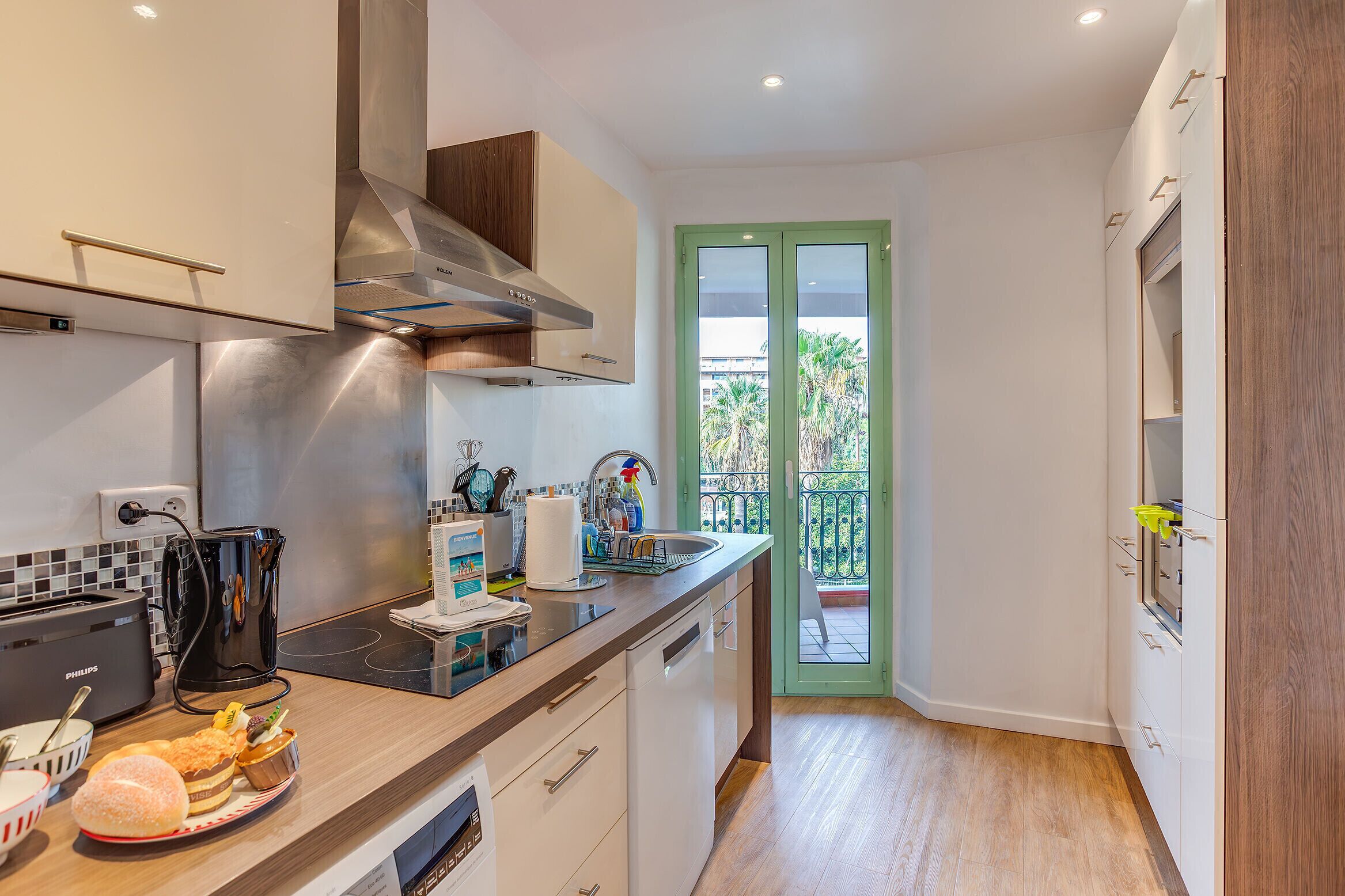 Réfrigérateur, micro-ondes, lave-vaisselle, cafetière/bouilloire