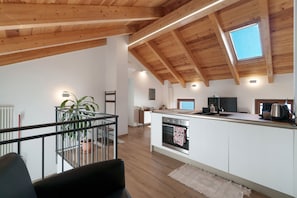 Frigorifero, microonde, forno, piano cottura