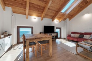 TV - Apartment 'La Mansarda Di Crevari' with Sea View, Wi-Fi and Air Conditioning (Genova)