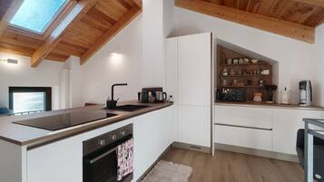 Frigorifero, microonde, forno, piano cottura