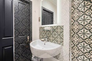 Hair dryer, towels, soap, toilet paper - Chic Farringdon Apartment Central London (London)