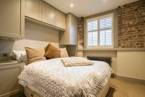 1 bedroom, iron/ironing board, Internet, bed sheets - Chic Farringdon Apartment Central London (London)