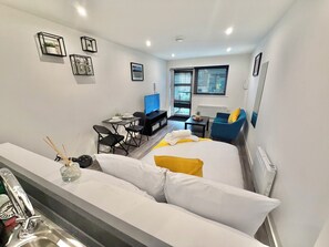 1 bedroom, iron/ironing board, free WiFi, bed sheets - Seaside Escape - Central Studio Near Beach and Town (Bournemouth)