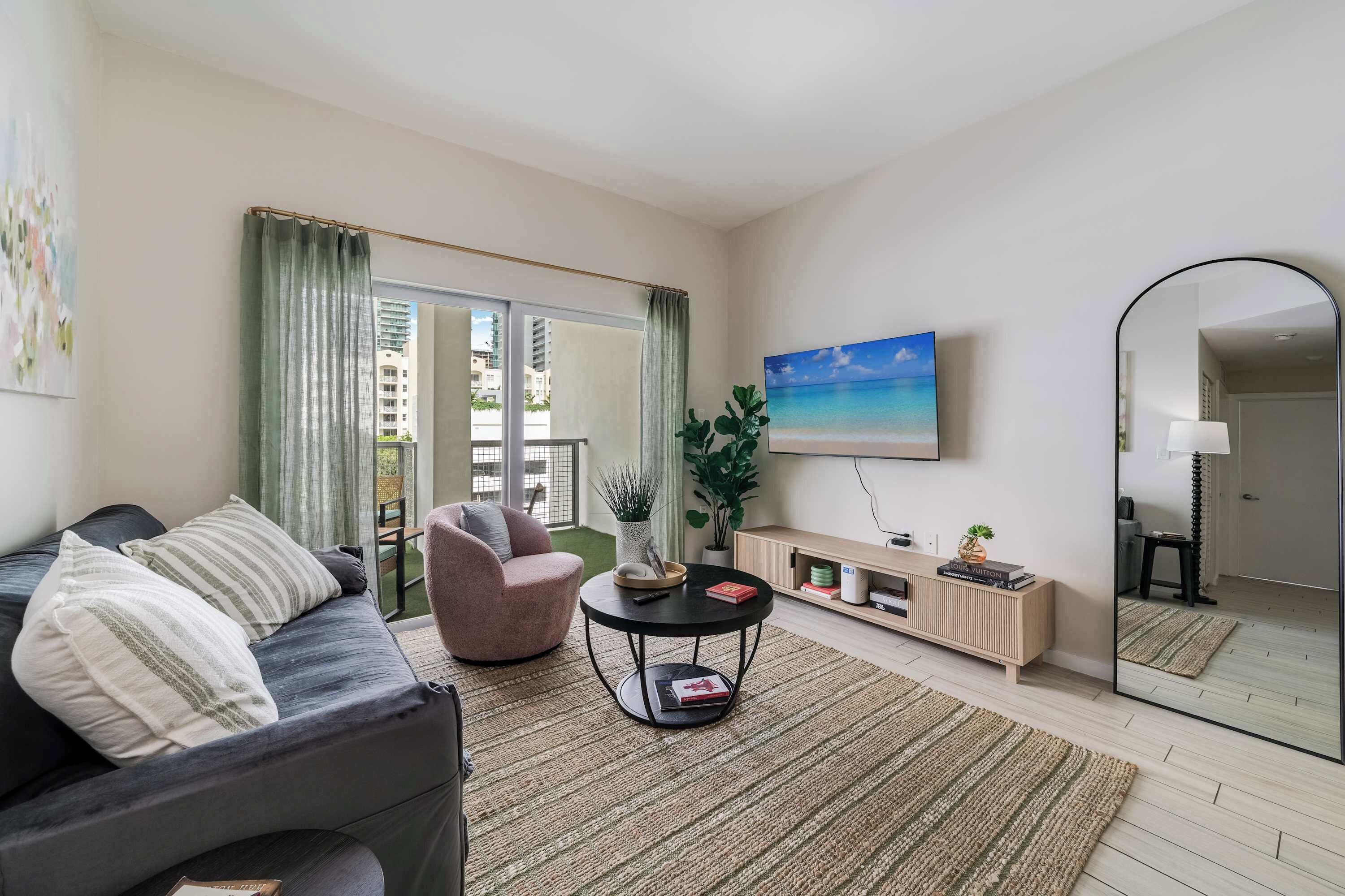 Televisión y oficina 