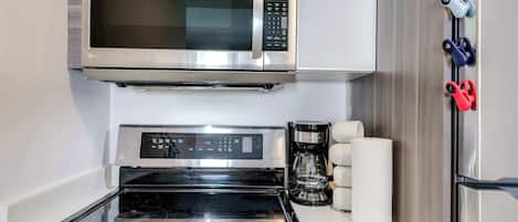 Refrigerador, microondas, horno y parrilla de estufa