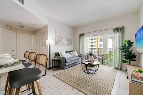 Edgewater Pad- Balcony, Parking and Prime Location