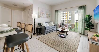 Edgewater Pad- Balcony, Parking and Prime Location