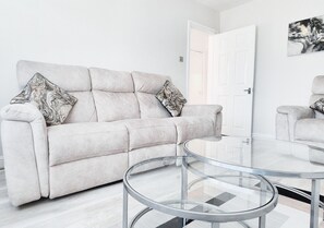 Comfort House | Lounge - Cosy 2BR House on Quiet Street (Nottingham)