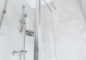 Bathroom - Cosy 2BR House on Quiet Street (Nottingham)