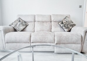 Comfort House | Lounge - Cosy 2BR House on Quiet Street (Nottingham)