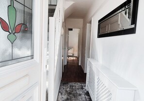 Comfort House | Lobby - Cosy 2BR House on Quiet Street (Nottingham)