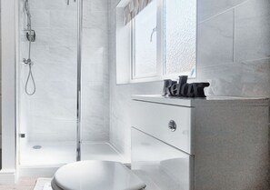 Bathroom - Cosy 2BR House on Quiet Street (Nottingham)