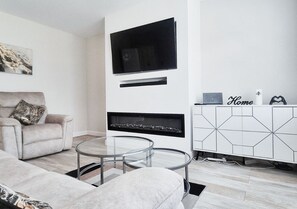 Comfort House | Lounge - Cosy 2BR House on Quiet Street (Nottingham)