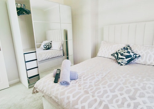 Cosy 2BR House on Quiet Street