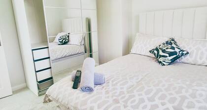 Cosy 2BR House on Quiet Street