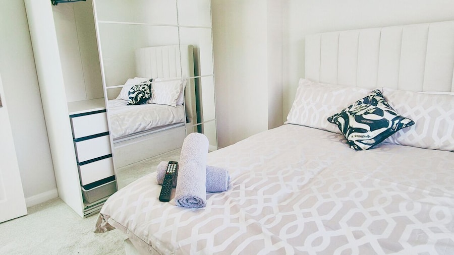 Cosy 2BR House on Quiet Street