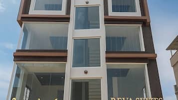 Vista frontal de la propiedad