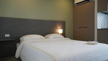 Apartment | In-room safe, blackout curtains, iron/ironing board, free WiFi