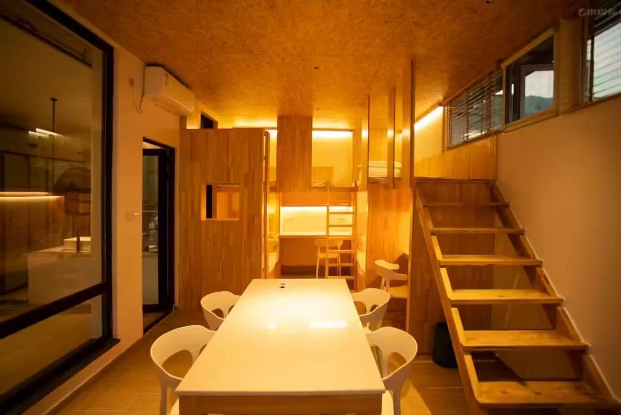 Decoración personalizada, muebles diferentes y wifi gratis 