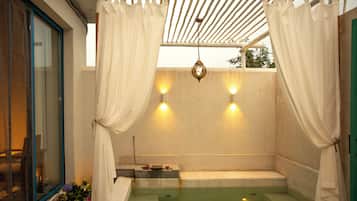 Suite estudio romántica | Baño | Ducha y bañera combinadas, secador de pelo, toallas y champú