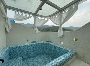 Doppia Comfort, vista collina | Bagno | Combinazione doccia/vasca, asciugacapelli, asciugamani, shampoo