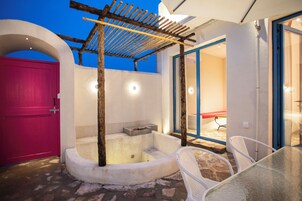 Design Studio Suite | Bathroom | Combined shower/tub, hair dryer, towels, shampoo