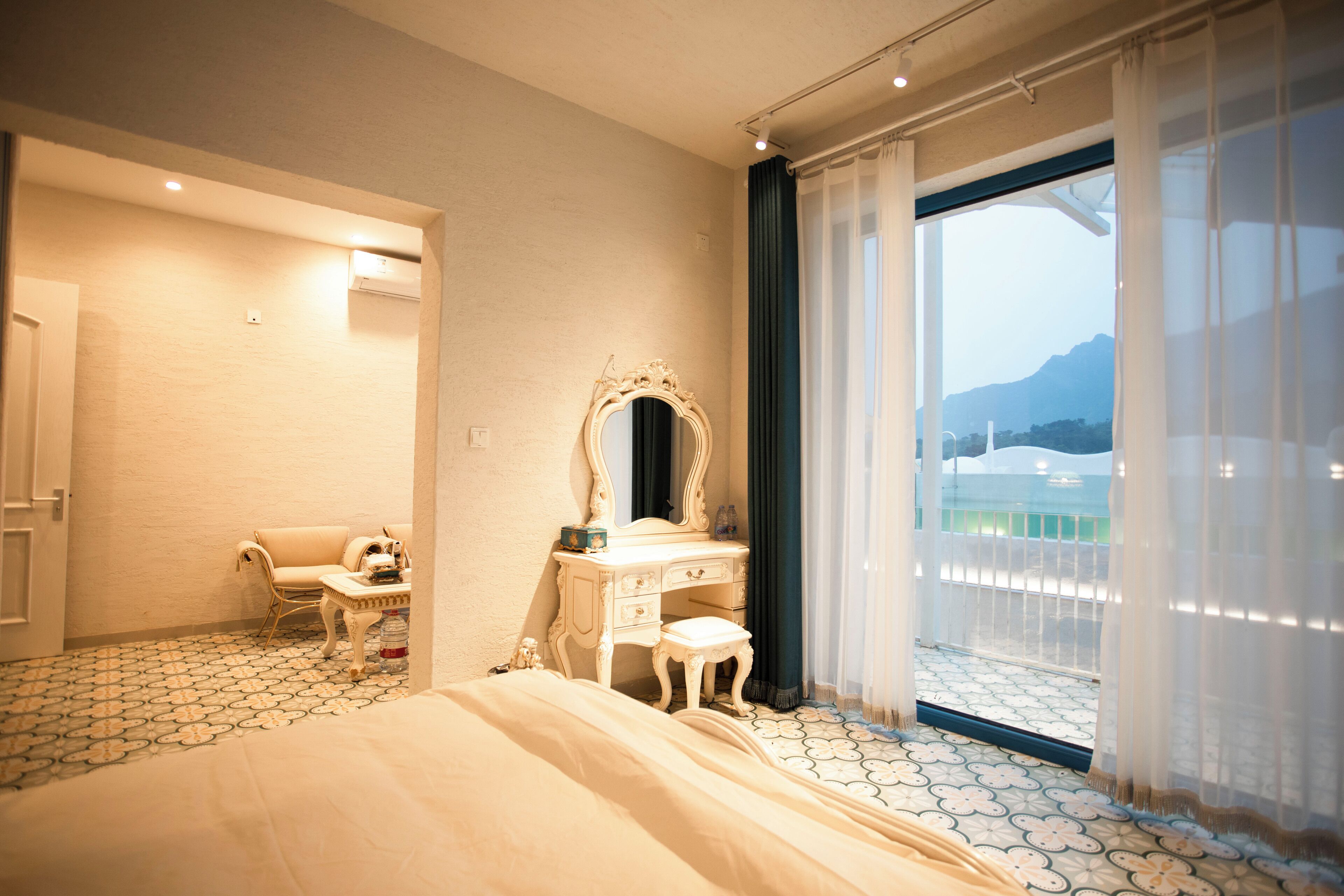 Decoración personalizada, muebles diferentes y wifi gratis 