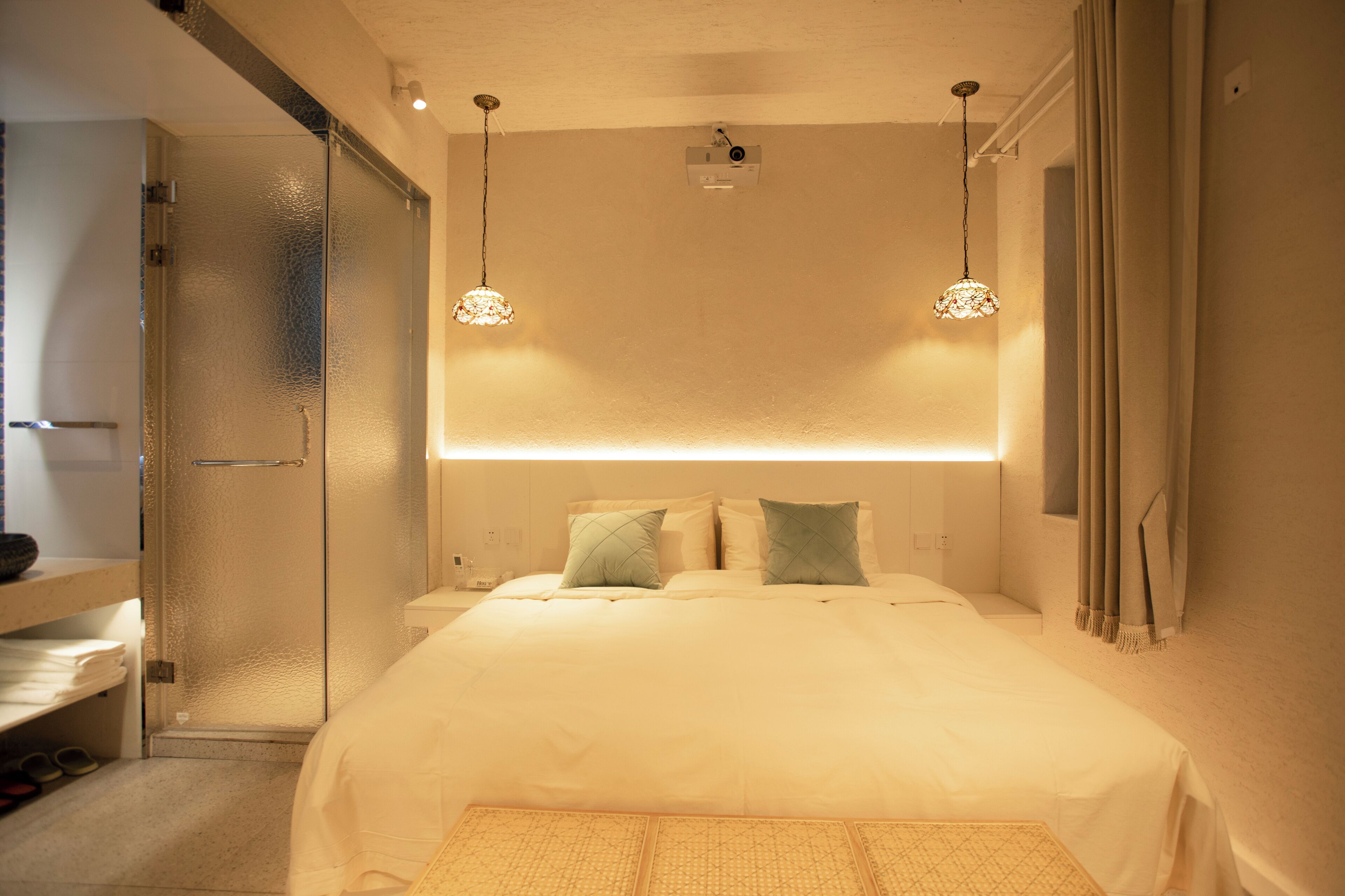 Decoración personalizada, muebles diferentes y wifi gratis 