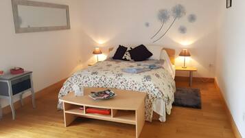 3 makuuhuonetta, silitysrauta/-lauta, Wi-Fi, vuodevaatteet