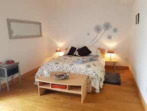 3 chambres, fer et planche à repasser, Wi-Fi, draps fournis