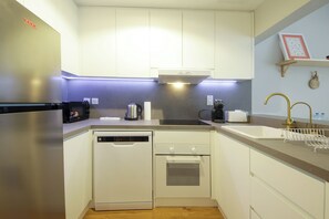 Een koelkast, een microgolfoven, een oven, een kookplaat