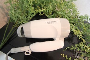 Secador de pelo, toallas, jabón, papel higiénico