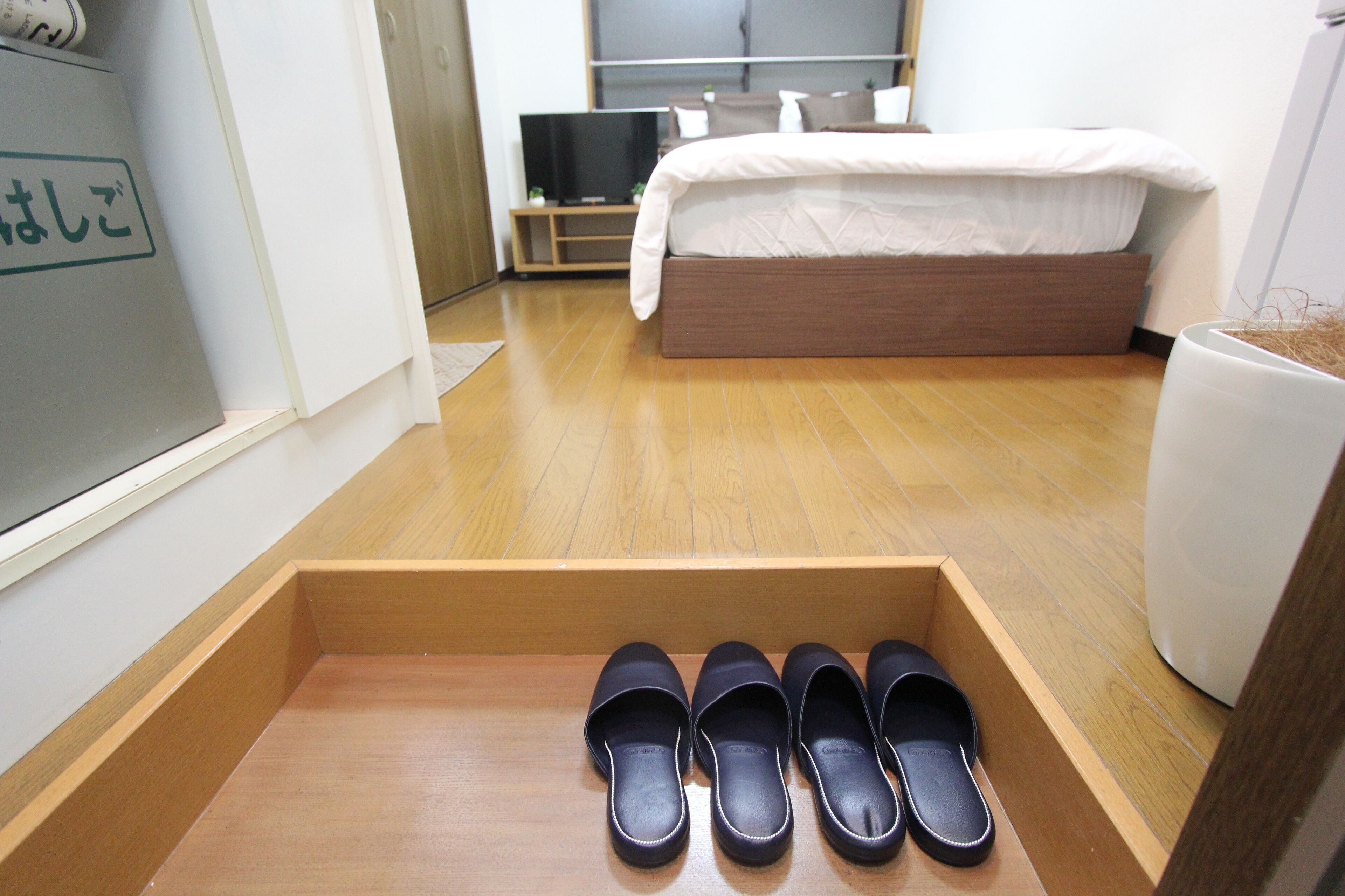 1 bedroom, bed sheets