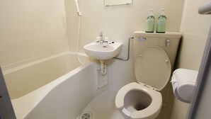 A bathroom with a bathtub, sink, toilet, and two bottles of shampoo. - Small-Town Feel, Big-City Access | Homey Stay in Nakano (Nogata, Nakano-ku)