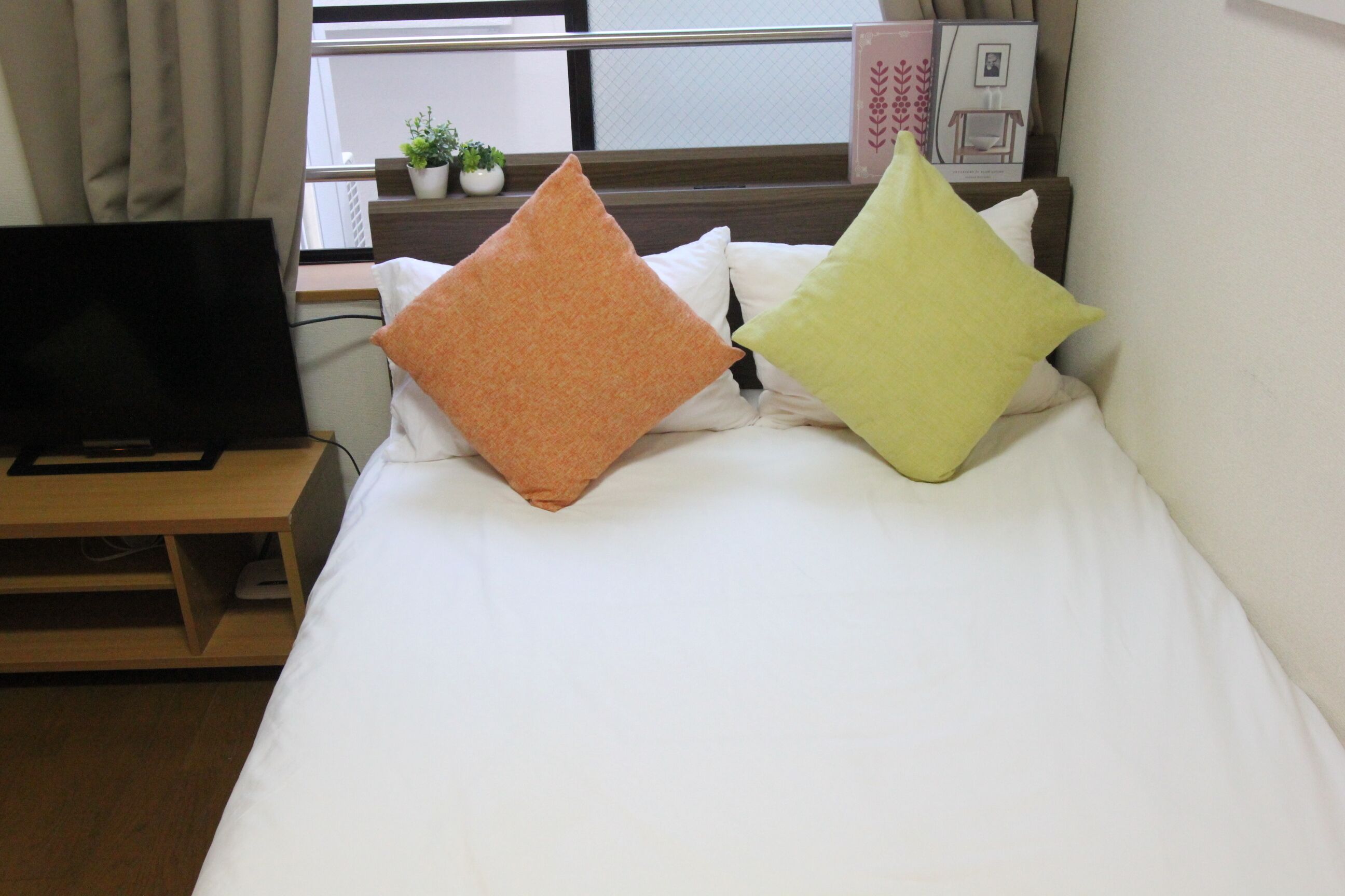 1 bedroom, bed sheets