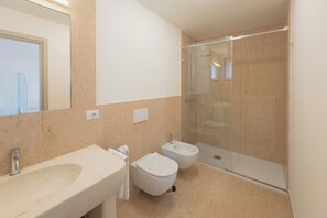 Shower, hair dryer, bidet, towels - L´Oro di Pizzon - Frantoio Deluxe | Panoramic View (Pizzon)