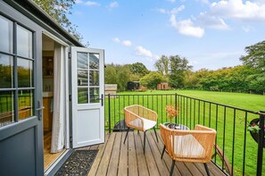 Terrace/patio - Badger Shepherds Hut - a holiday let that sleeps 2 guests in 1 bedroom (Hartfield)