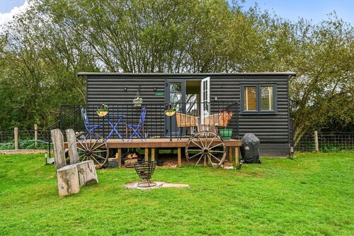 Badger Shepherds Hut -  a holiday let that sleeps 2 guests  in 1 bedroom