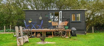Badger Shepherds Hut -  a holiday let that sleeps 2 guests  in 1 bedroom