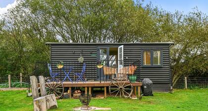 Badger Shepherds Hut - a holiday let that sleeps 2 guests in 1 bedroom