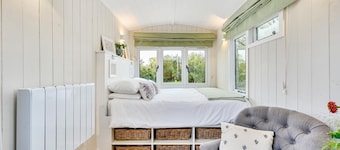Badger Shepherds Hut -  a holiday let that sleeps 2 guests  in 1 bedroom