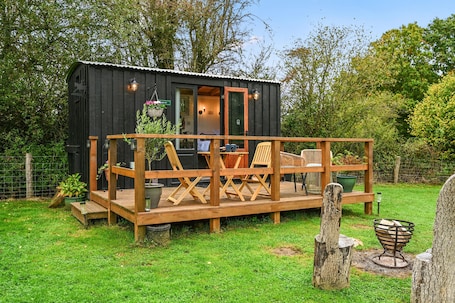 テラス / パティオ. Deer Shepherds Hut - a holiday let that sleeps 2 guests in 1 bedroom