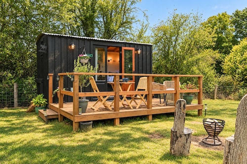 Deer Shepherds Hut -  a holiday let that sleeps 2 guests  in 1 bedroom