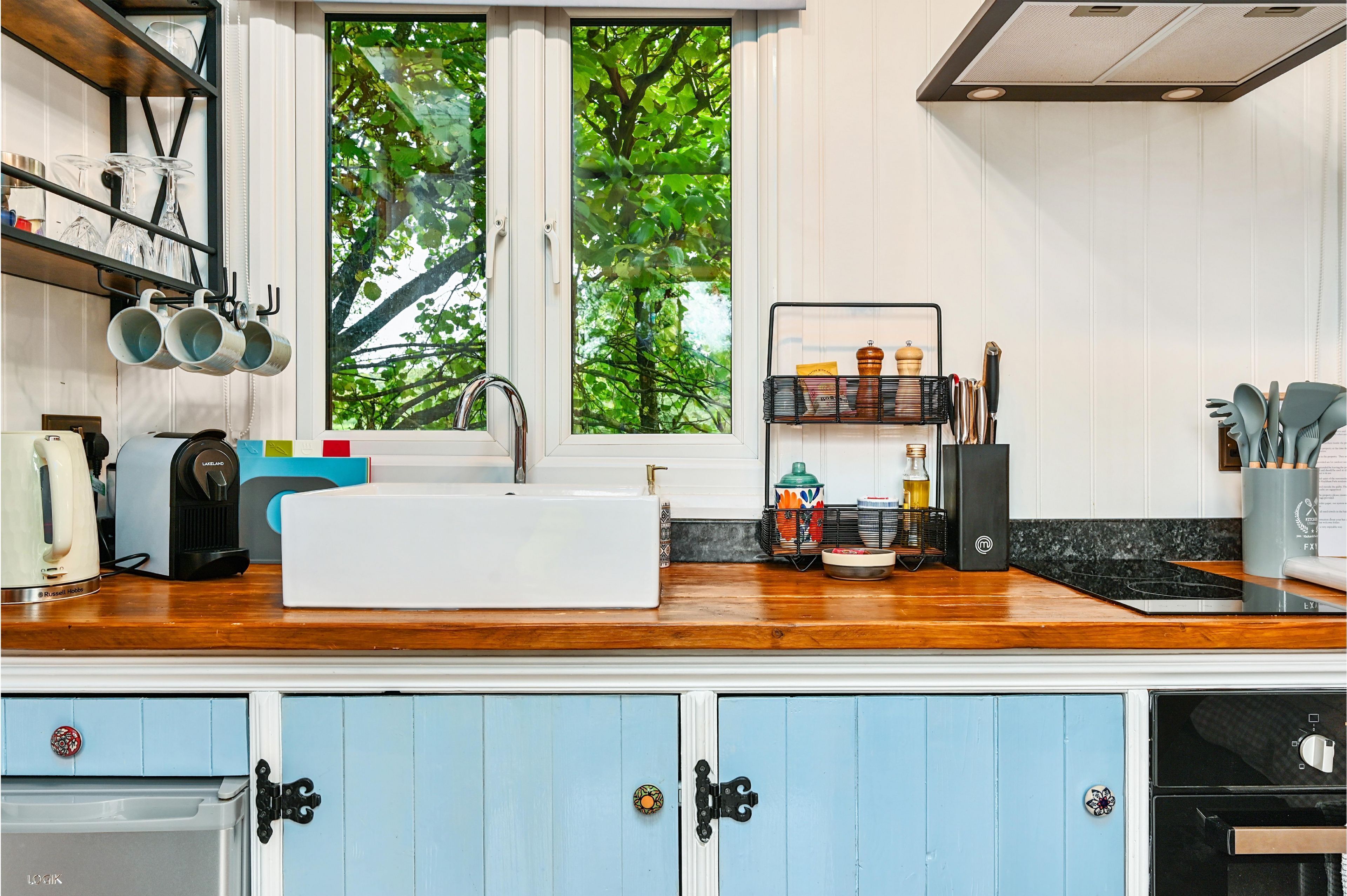 Fridge, oven, coffee/tea maker