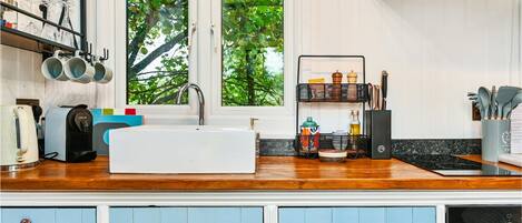 Een koelkast, een oven, een koffiezetapparaat/waterkoker