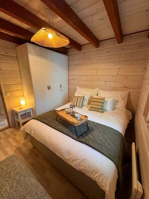 Een strijkplank/strijkijzer, wifi, beddengoed