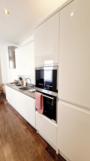 Refrigerador, microondas, horno y lavavajillas 