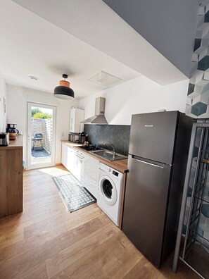 Fridge, microwave, oven, stovetop - Côte de Nacre Cottage – Private Jacuzzi & Country Charm in Normandy (Valambray)