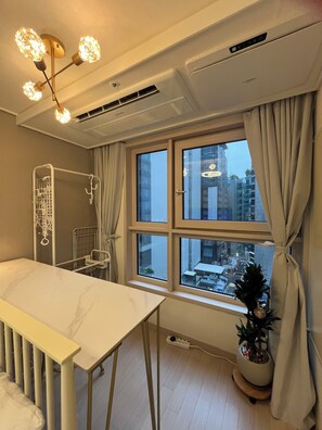 Comfort Suite, City View | In-room dining